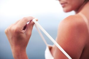 Sau khi tắm trắng có bắt nắng lại không