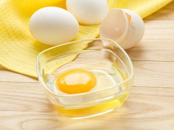 Cách trị mụn đầu đen với lòng trắng trứng gà