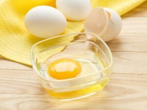 Cách trị mụn đầu đen với lòng trắng trứng gà