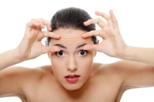 Cách xoá nếp nhăn trên trán đơn giản mỗi ngày